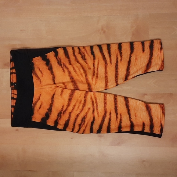 Blackmilk Tiger Stripe Crop Leggings - Picture 12 of 14